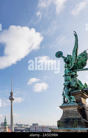 Der Engel der Kuppel der Kathedrale von Berlin, Deutschland und der Fernsehturm gegen einen schönen blauen Himmel mit einigen Wolken Stockfoto