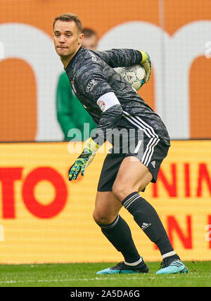 Augsburg, Deutschland. 19. Okt 2019. Fußball FC Augsburg - FC Bayern München, Augsburg, den 19. Oktober 2019. Manuel Neuer, FCB 1 FC Augsburg - FC BAYERN MÜNCHEN 2-2 - DFL-Bestimmungen verbieten die Verwendung von Fotografien als BILDSEQUENZEN und/oder quasi-VIDEO - 1. Deutschen Fußball-Bundesliga, Augsburg, 19. Oktober 2019 Saison 2019/2020, Spieltag 08, FCA, FCB, © Peter Schatz/Alamy leben Nachrichten Stockfoto