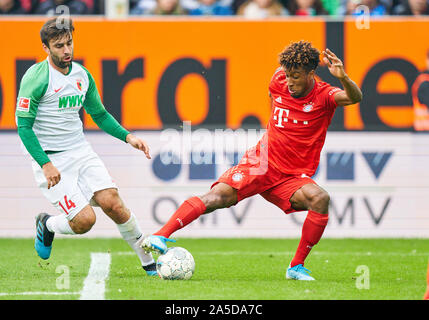 Augsburg, Deutschland. 19. Okt 2019. Fußball FC Augsburg - FC Bayern München, Augsburg, den 19. Oktober 2019. Kingsley COMAN, FCB 29 konkurrieren um die Kugel, Bekämpfung, Duell, Kopfzeile, Zweikampf, Action, Kampf gegen Jan MORAVEK, FCA 14 FC Augsburg - FC BAYERN MÜNCHEN 2-2 - DFL-Bestimmungen verbieten die Verwendung von Fotografien als BILDSEQUENZEN und/oder quasi-VIDEO - 1. Deutschen Fußball-Bundesliga, Augsburg, 19. Oktober 2019 Saison 2019/2020, Spieltag 08, FCA, FCB, © Peter Schatz/Alamy leben Nachrichten Stockfoto