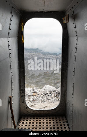 Cabana Veronica Berghütte Innenraum Blick durch die Eingangstür - Picos de Europa Nationalpark, Massif Central, Spanien Stockfoto