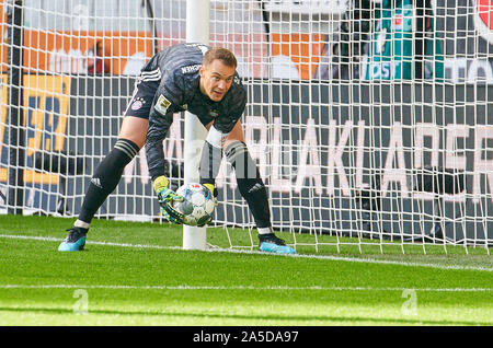 Augsburg, Deutschland. 19. Okt 2019. Fußball FC Augsburg - FC Bayern München, Augsburg, den 19. Oktober 2019. Manuel Neuer, FCB 1 FC Augsburg - FC BAYERN MÜNCHEN 2-2 - DFL-Bestimmungen verbieten die Verwendung von Fotografien als BILDSEQUENZEN und/oder quasi-VIDEO - 1. Deutschen Fußball-Bundesliga, Augsburg, 19. Oktober 2019 Saison 2019/2020, Spieltag 08, FCA, FCB, © Peter Schatz/Alamy leben Nachrichten Stockfoto