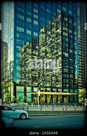 Reflexionen in den Fenstern der Trump World Tower in New York Stockfoto