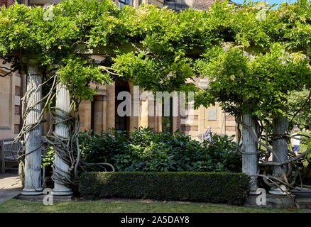 Eltham Palace ist ein großes Haus in Eltham im Royal Borough von Greenwich, im Südosten von London, England. Seit 1995 von English Heritage verwaltet. Stockfoto