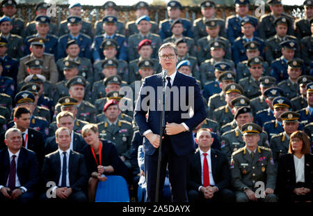 Belgrad Belgrad. Okt, 2019 19. Der serbische Präsident Aleksandar Vucic (C) spricht während der 'Freiheit' 2019 militärische Show auf dem Militärflughafen Batajnica, in Belgrad, Serbien am Okt. 19, 2019. Die militärische Übung wurde zum Gedenken an den 75. Jahrestag der Befreiung der serbischen Hauptstadt von der Nationalsozialistischen Deutschen Besatzung. Credit: Predrag Milosavljevic/Xinhua/Alamy leben Nachrichten Stockfoto