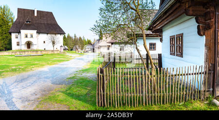 Alte traditionelle Häuser des Dorfes Pribylina in Liptov (Slowakei) Stockfoto