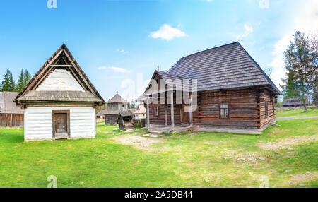 Alte traditionelle Häuser des Dorfes Pribylina in Liptov (Slowakei) Stockfoto