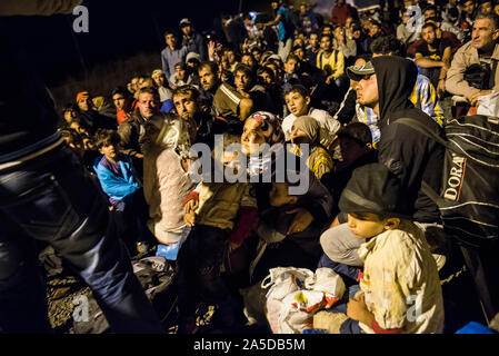 Flüchtlinge warten die Griechische mazedonischen Grenze innerhalb des provisorischen Flüchtlingslager norhern Idomeni in Griechenland zu übergeben. Stockfoto