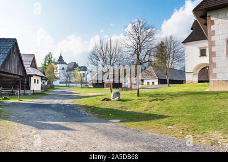 Alte traditionelle Häuser des Dorfes Pribylina in Liptov (Slowakei) Stockfoto