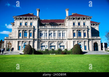 Newport, Rhode Island. November 26, 2017. Die historische Fassade auf der Rückseite der Leistungsschalter Mansion im Spätherbst in Newport Rhode Island. Stockfoto