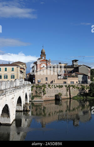 Altstadt und Tiberiusbrücke in Rimini Italien Stockfoto