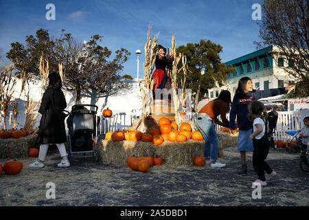 San Francisco, USA. Okt, 2019 19. Kinder besuchen eine Herbst party in Menlo Park von Carlifornia, die Vereinigten Staaten, Oktober 19, 2019. Credit: Li Jianguo/Xinhua/Alamy leben Nachrichten Stockfoto