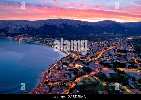 Baska. Antenne Sonnenuntergang brennende Himmel Ansicht der Stadt von Baska. Insel Krk in Kroatien. Stockfoto