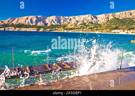 Baska. Insel Krk mit Wellen an der Küste brechen in der Stadt von Baska Kvarner Bucht von Kroatien Stockfoto