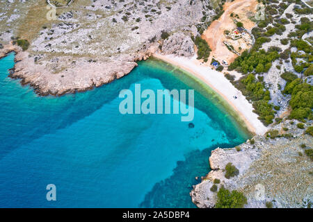 Insel Krk idyllischer Kiesstrand mit karstlandschaft Luftaufnahme, Stein Wüsten von Stara Baska, Kvarner Bucht von Kroatien Stockfoto