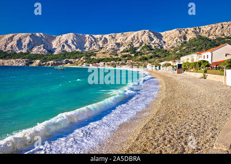 Baska. Idyllischer Kiesstrand mit hohen Wellen in der Stadt von Baska, Insel Krk in der Kvarner Bucht von Kroatien Stockfoto