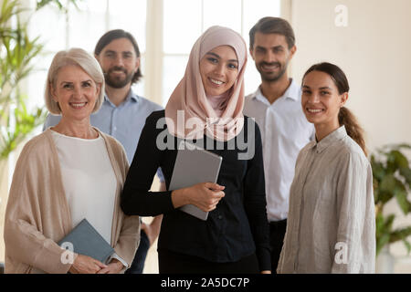 Sicher gerne asiatische muslimischen Geschäftsfrau Manager und multikulturelles Team portrait Stockfoto