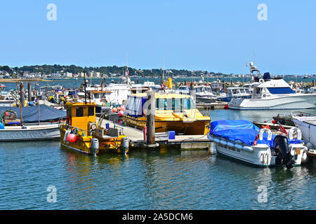 Ein Sortiment von Vergnügen Entwurf & Angeln Boote in die Sicherheit der Poole Quay Yacht Haven im Hafen. Stockfoto