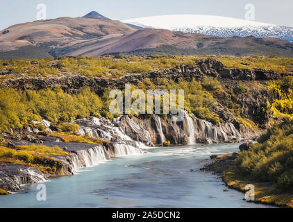 Blick auf den Wasserfall Hraunfossar und eiriksjokull Gletscher auf Island Stockfoto