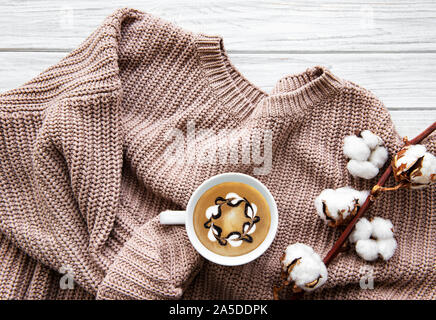 Herbst und Winter Home noch leben. Die Aussicht von oben. Das Konzept der Atmosphäre und Dekor. Tasse Kaffee, Baumwolle, Blumen, Pullover und Herbst Stockfoto