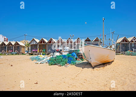 Traditionelle Fischer Hütten am Strand in Armacao de Pera an der Algarve, Portugal Stockfoto