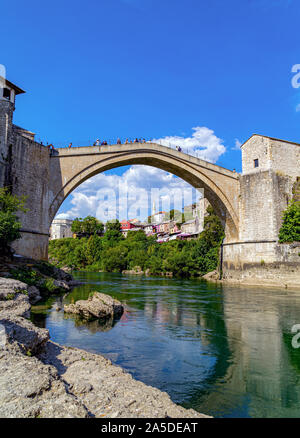 Die rekonstruierte alte Brücke (Stari Most) in Mostar mit smaragdgrünen Fluss Neretva. Mostar, Bosnien und Herzegowina, Europa, 2019. Stockfoto