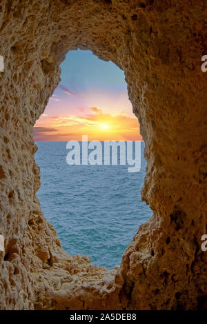 Natürliche Felsen an Algar Seco in Carvoeiro Algarve Portugal bei Sonnenuntergang Stockfoto