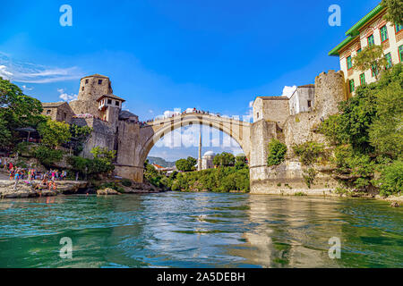 Die rekonstruierte alte Brücke (Stari Most) in Mostar mit smaragdgrünen Fluss Neretva. Mostar, Bosnien und Herzegowina, Europa, 2019. Stockfoto