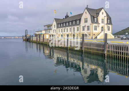 HARSTAD, Norwegen - 12. Juli 2019: Polarkreis fjord Stadtbild der kleinen Stadt Hafen mit historischen alten Gebäude am Kai, unter hellem Licht schoss auf Ju Stockfoto