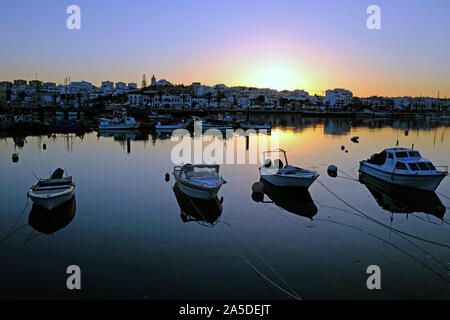 Hafen von Lagos in der Algarve-Portugal bei Sonnenuntergang Stockfoto