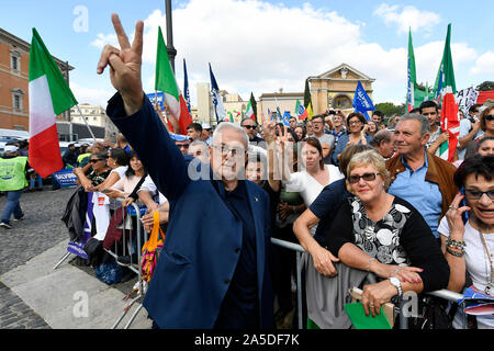 Mario Borghezio während der gemeinsamen Demonstration der rechten Mitte, die von der Liga auf der Piazza San Giovanni in Rom organisiert (Luigi Mistrulli/Fotogramma, Rom - 2019-10-19) p.s. La foto e 'utilizzabile nel rispetto del contesto in Cui e' Stata scattata, e senza intento diffamatorio del decoro delle Persone rappresentate Stockfoto