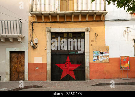 Bemalte Fassade der Gebäude mit rotem Stern auf Tür lackiert. Manuel Doblado Straße, Guanajuato, Mexiko. Jun 2019 Stockfoto