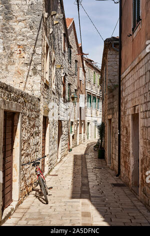 Fahrrad in der schmalen Gasse in Stari Grad, Hvar, Dalmatien, Kroatien, Europa Stockfoto