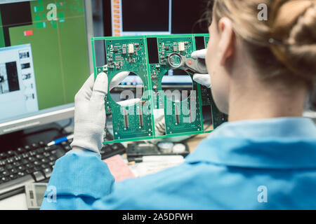 Optische Qualitätskontrolle und Montage Inspektion der ein elektronisches Gerät Stockfoto