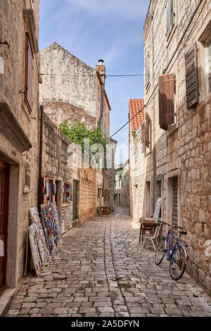 Künstler Shop und Fahrrad in der schmalen Straße in der Stadt Stari Grad, Hvar, Kroatien. Stockfoto