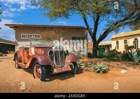 Auto Wrack auf das Solitaire Lodge in der namibischen Wüste Stockfoto