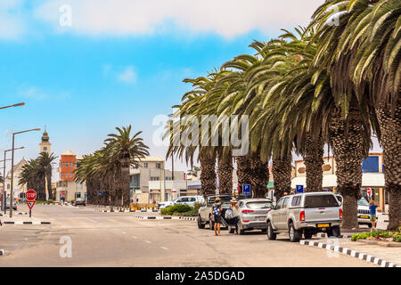 Stadt Zentrum von Swakopmund mit Straße Trafic und Deutsche koloniale Gebäude, Namibia Stockfoto