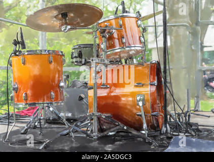 Aquarell Abbildung: Schlagzeug auf der Bühne vor einem Konzert im ein Musikfestival. Stockfoto