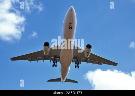 Airbus A330 ZS-SXY Ansatz von Flughafen Perth, Western Australia Stockfoto