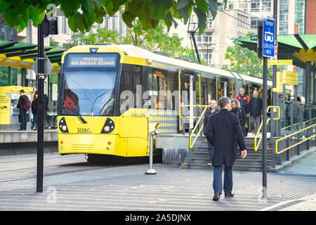 2. November 2018: Manchester, UK-Metrolink Tram an der Haltestelle auf dem Petersplatz in der CBD, Leute, die ein und aus. Stockfoto