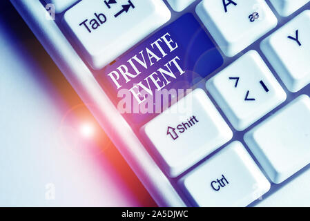 Text Zeichen zeigen Private Veranstaltung. Business Foto text Exklusive Reservierungen RSVP Einladungs sitzt Weiß pc-Tastatur mit leeren Papier oben whi Stockfoto