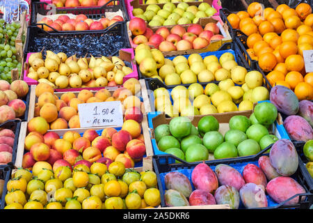 Äpfel, Birnen und andere Früchte für den Verkauf auf dem Markt Stockfoto