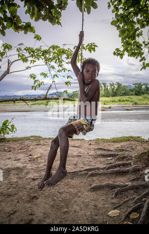 (191020) - GUADALCANAL, Oktober 20, 2019 (Xinhua) - ein Junge schwingt in Guadalcanal, Salomonen, Okt. 10, 2019. (Foto von Zhu Hongye/Xinhua) Stockfoto