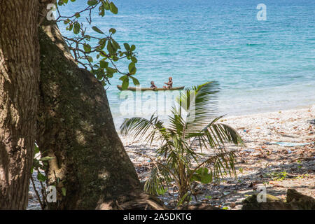 (191020) - GUADALCANAL, Oktober 20, 2019 (Xinhua) - Jungen Reihe am Strand in Guadalcanal, Salomonen, Okt. 11, 2019. (Foto von Zhu Hongye/Xinhua) Stockfoto