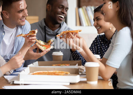 Multi nationalen besten Freunde Studenten essen Pizza zum Mittag Stockfoto