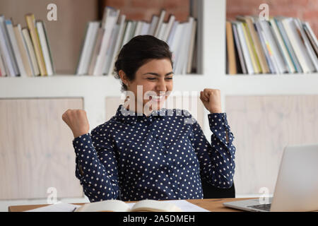 Indische Ethnizität Schüler Mädchen feiern Prüfung passing erhielten einen exzellenten Mark Stockfoto