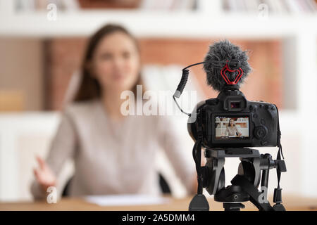 Frau vor der Kamera filmen Educational Video sitzt Stockfoto