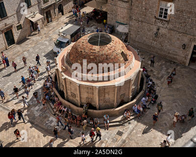 Touristen rund um die Onofrio-Fontäne im sommerlichen Sonnenlicht, Altstadt von Dubrovnik, Kroatien Stockfoto