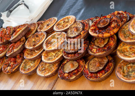 Vielzahl von artisan vegetarische Quiche auf Anzeige auf einem Markt in Großbritannien Abschaltdruck Stockfoto