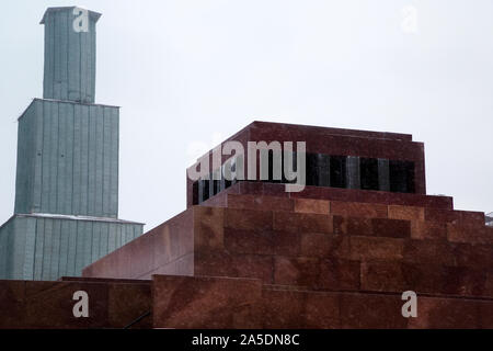 Blick auf die Spasskaja Turm Gerüst der Moskauer Kreml und das Mausoleum auf dem Roten Platz in Moskau, Russiacity Stockfoto