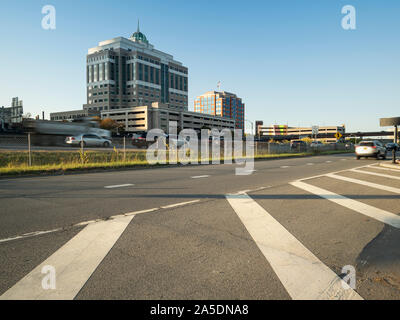 Albany, New York und Oktober 15, 2019: Blick auf das Empire State Building Entwicklung von Jennings Landung Park. Stockfoto